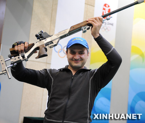 Artur Ayvazian de Ucrania gana oro en rifle prolongado 50 metros masculino en Juegos de Beijing 