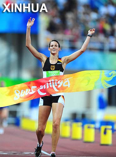 LENA SCHONEBORN DE ALEMANIA GANA ORO DE PENTATLON MODERNO FEMENIL  