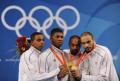 图文-[奥运]男子重剑团体决赛 法国队展示金牌