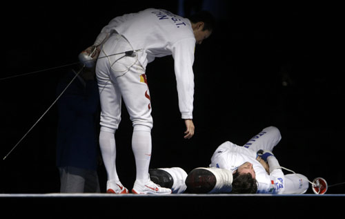 图文-重剑团体三四名比赛 中国队员关注对手伤势