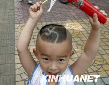 Photos : Un petit garçon chinois se fait une coiffure originale