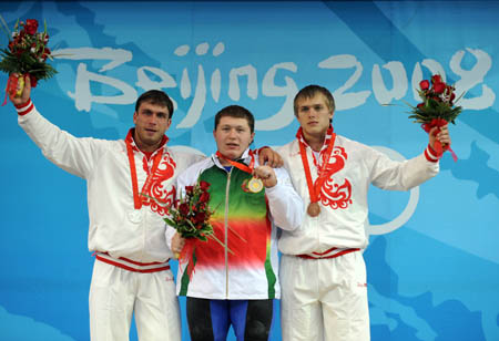 Haltérophilie-105kg (H): Aramnau du Bélarus  gagne la médaille d'or