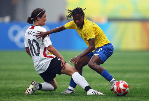 图文-[奥运会]德国女足VS巴西 两人纠缠在一起