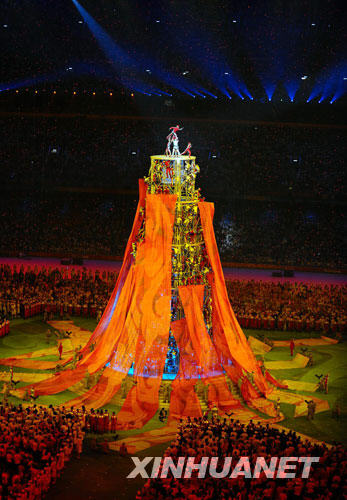 Abschlußfeier: Akrobaten bilden Turm