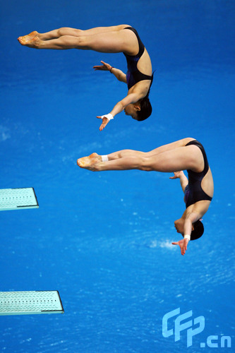 Chinas Sportlerinnen gewinnen in 3-Meter Synchronspringen