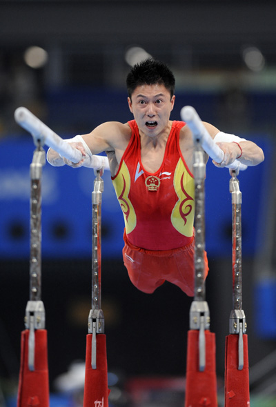 图文-奥运男子体操队资格赛 李小鹏比赛全情投入