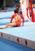 图文-女子体操资格赛 何可欣在高低杠比赛中落杠