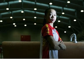 图文-女团冠军杨伊琳  杨伊琳酷酷宣传照