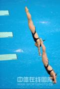 图文-奥运会女子双人3米板决赛 中国组合入水瞬间