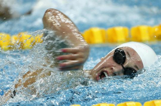 图文-10日女子游泳预赛赛况 美国选手霍夫在比赛中