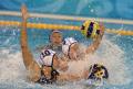 图文-女子水球预赛中国惜败美国 比赛中拼抢激烈