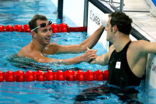 图文-奥运会10日男子游泳预赛 互相表示祝贺