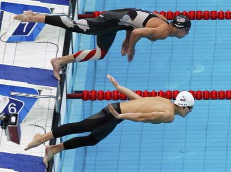 图文-男子200米自由泳决赛 菲尔普斯入水一瞬