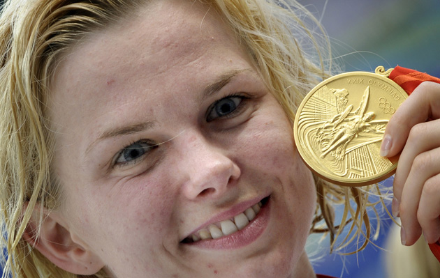 图文-[奥运]女子100米自由泳 史蒂芬展示金牌