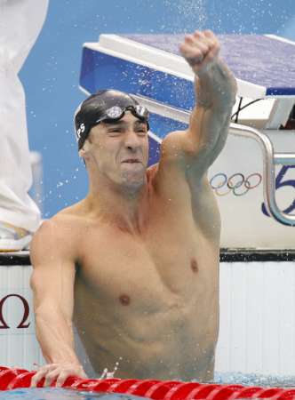 图文-菲尔普斯夺男子100米蝶泳金牌 重重挥拳