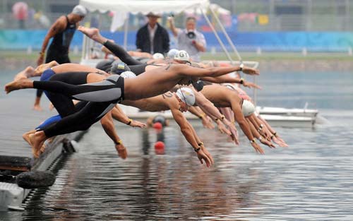 图文-男子10公里公开水域决赛 入水一瞬