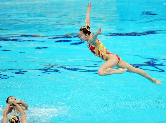 图文-花样游泳团体赛中国队摘铜 水面上的飞跃