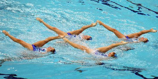 图文-花样游泳团体赛俄罗斯夺金 俄罗斯队激情表演