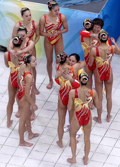 图文-花样游泳团体赛中国队摘铜 姑娘们欢庆胜利