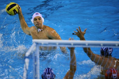 图文-奥运会22日男子水球赛况 看你往哪射