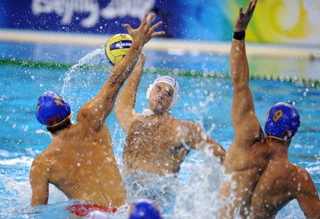 图文-奥运会22日男子水球赛况 双人拦截进攻