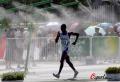 图文-北京奥运会男子20公里竞走 为他喷水
