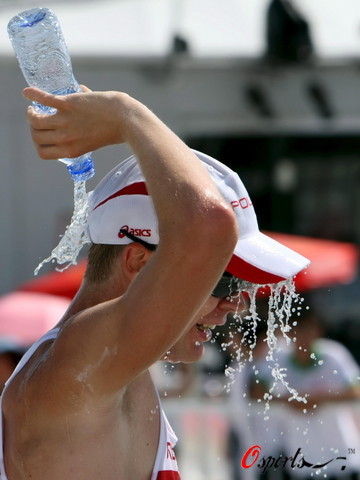 图文-北京奥运会男子20公里竞走 帽子也喝水