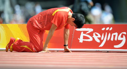 图文-110米栏预赛刘翔因伤退赛 穿着整套装备亮相