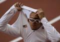 图文-奥运会男子400米预赛 瓦里纳脱去外衣出战