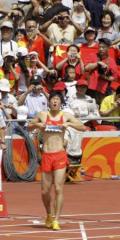 图文-刘翔因伤退出110米栏比赛 刘翔撩起了衣服