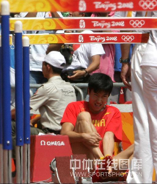 图文-刘翔因伤退出110米栏比赛 调整自己的战靴
