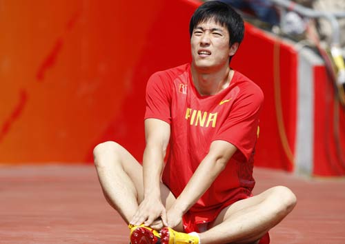 图文-刘翔因伤退出110米栏预赛 脚伤发作