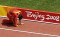 图文-刘翔因伤退出110米栏比赛 伤痛的折磨