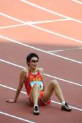 图文-奥运会男子200米预赛 张培萌赛后坐在跑道上