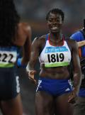 图文-女子400米决赛赛况 奥胡鲁奥古接受祝贺