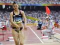 图文-奥运女子三级跳远决赛展开 抬抬腿热热身