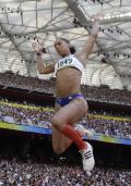 图文-奥运女子三级跳远决赛展开 高高跃起