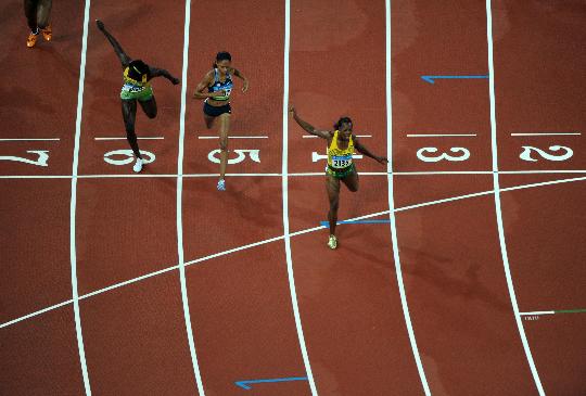 图文-田径女子200米坎贝尔卫冕 率先冲过终点