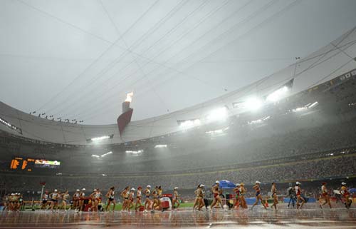 图文-女子20公里竞走雨中开赛 圣火见证下比赛开始