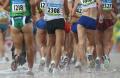 图文-女子20公里竞走雨中开赛 雨水很大步伐很快