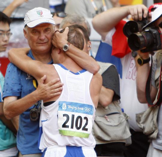 图文-意大利男子50公里竞走夺冠 与教练拥抱庆祝