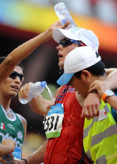 图文-男子50公里竞走决赛 挪威选手被医护人员搀起