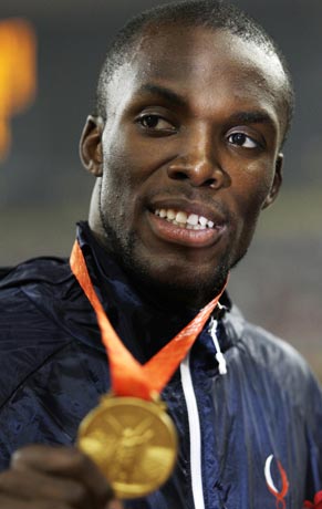 图文-[奥运]田径男子400米 梅里特展示金牌