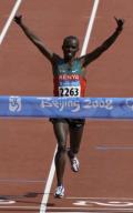 图文-奥运最后一日男子马拉松决赛 肯尼亚选手冲线