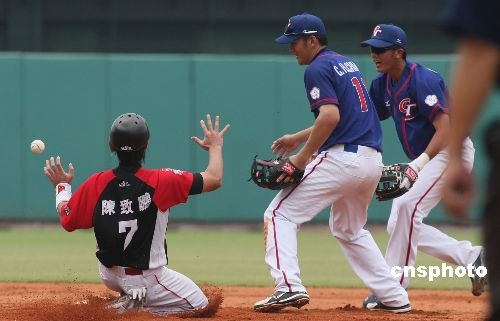 图文-中华台北棒球队以赛代练 滑垒激起阵阵尘土