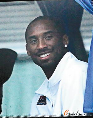 梦八队抵京被铁丝网重重隔开可望不可即组图