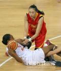 图文-[奥运会]中国女篮67-64西班牙 倒地也不放手