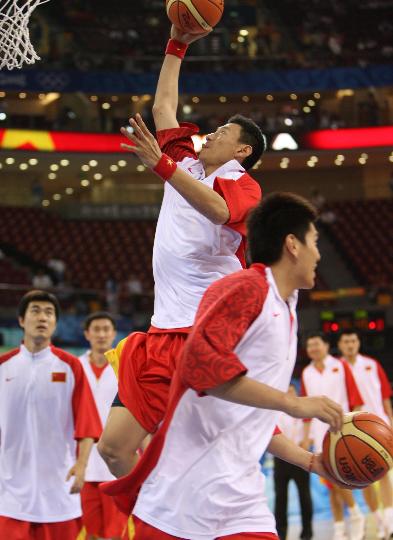 图文-[奥运]中国男篮85-68安哥拉 李楠赛前热身