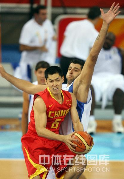 图文-[奥运会男篮]中国队vs希腊 每一球都必争