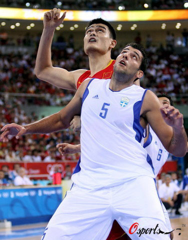 图文-[奥运]中国男篮77-91希腊 姚明被挡在身后